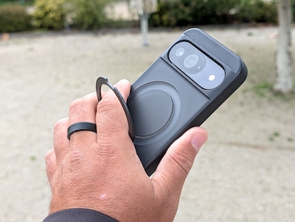 This way, the Google Pixel is guaranteed not to fall out of my hand.