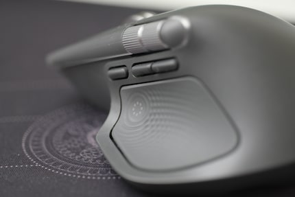 Le bouton sur le repose-pouce offre désormais un retour de force.