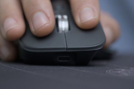 Déception dès le premier clic : les boutons de la MX Master 4 sont silencieux.