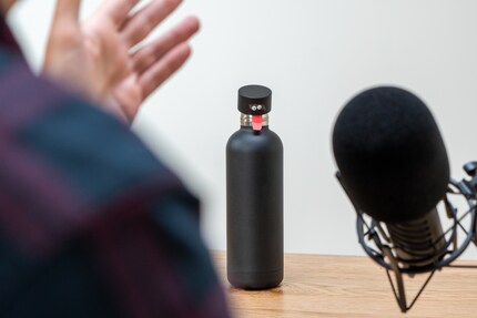 It got a bit heated in the interview with the thermos flask. P.S.: The glued-on eyes and tongue are not part of the scope of delivery if you order a bottle.