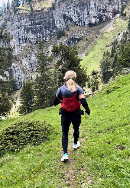 Un gilet da corsa con una capacità maggiore è pratico durante il trail running.