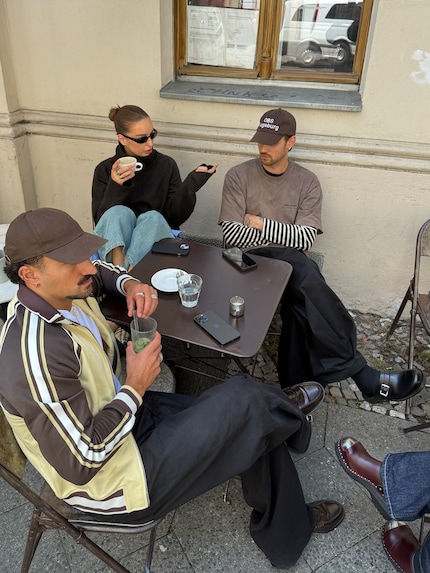 Maniche corte su maglia a maniche lunghe.