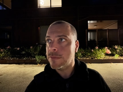 I volti rimangono realistici anche al buio, ma la fotocamera fatica in caso di movimenti.