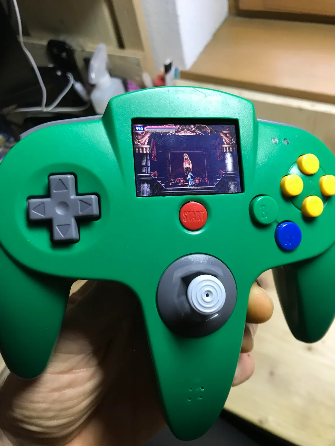 Ein Klassiker neu gedacht: Ein N64-Controller wird dank Modding zum Handheld.
