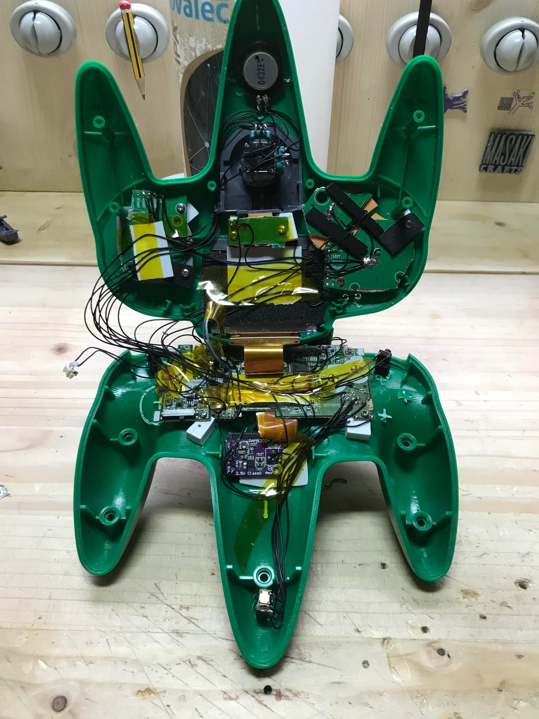 Im Inneren steckt die komplette Elektronik des Game Boy Micro.