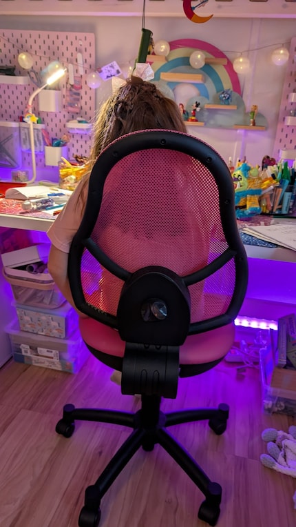 Sits, is happy, fits.
