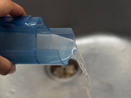 Das Schmutzwasser kippe ich einfach in den Küchenabfluss.