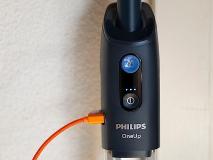 Der elektrische Mopp wird über USB-C geladen.