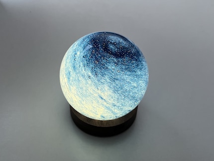 Ogni sfera è dipinta a mano e rappresenta un pezzo unico con le proprie sfumature di colore.