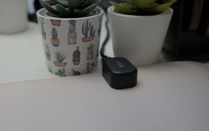 Mit dem Dongle nutzt du die Maus mit bis zu 8000 Hertz Polling-Rate.