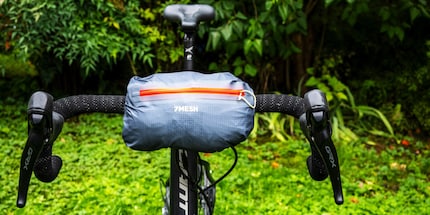 Zwischen zwei Regengüssen verschwindet das Apex Jacket am Lenker.