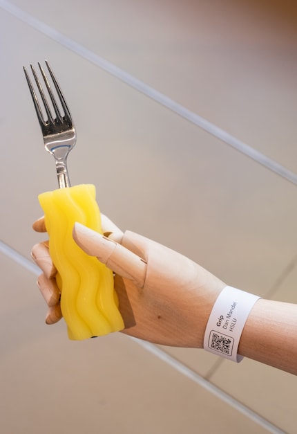 Questo supporto offre una presa sicura per posate o penne - e ha un bell'aspetto.