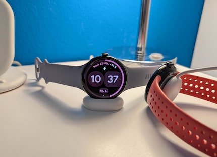 Die Uhr lässt sich viel einfacher auf dem neuen Dock platzieren.