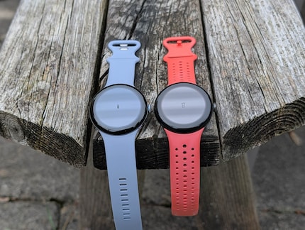Die Pixel Watch 4 (links) hat dünnere Ränder und ist 50 Prozent heller.