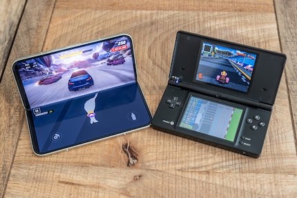 The gaming experience is similar to what it’s like on the Nintendo DSi (right).