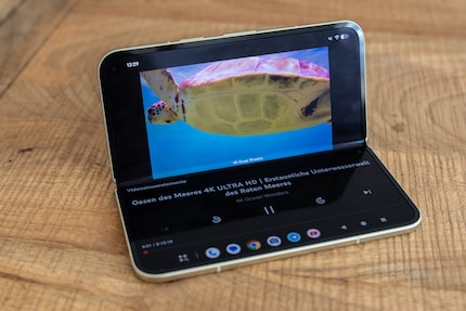Fancy watching videos hands-free? No problem with this foldable.