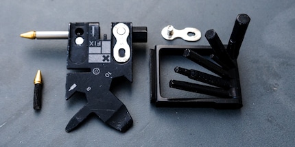 Das Wheelie Wrench Pro kommt unter anderem mit Ersatzkettenschloss.