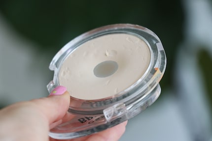 Bei diesem Puder ist das Pfännchen (Pan) zu sehen.