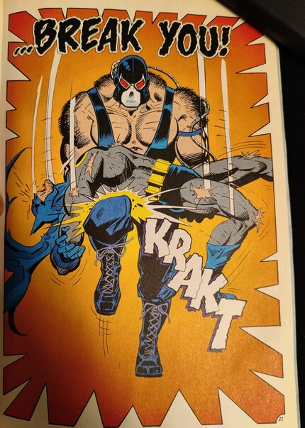Dans la scène la plus emblématique de «Knightfall», Bane bat Batman, épuisé, et le brise définitivement.