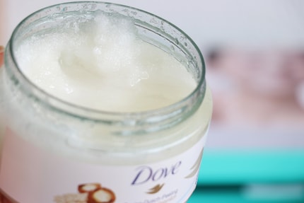 Kokosöl, bisschen Arganöl aus den hintersten Winkeln meiner Schublade, Zucker und Natron – fertig ist das Bodypeeling aus der Hexenküche.