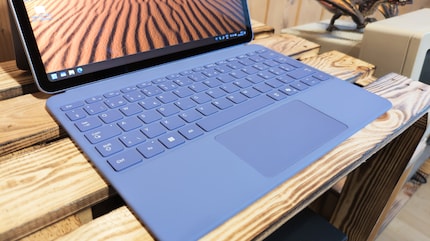 Die magnetisch haftende Tastatur kann nur flach verwendet werden. Eine angewinkelte Nutzung, wie bei anderen Surface-Pro-Tastaturen, ist nicht möglich.