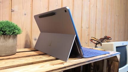 Für den ebenfalls optional erhältlichen Surface Slim Pen hat das 12-Zoll-Surface-Pro eine rückseitige magnetische Lademulde.