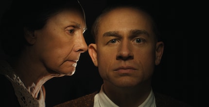 Ed Gein werd psychologisch misbruikt en gekweld door zijn moeder tot hij eind veertig was.