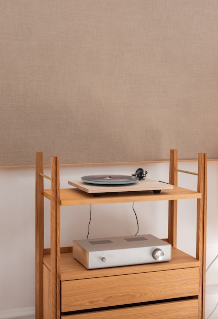 Op een chique houten dressoir: Rudy Audio CPH.