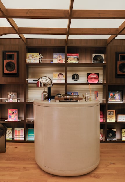 De retro-futuristische muziekkamer van Mood Estudio en Casa Palacio is een plek voor vinylfans, Design Week Mexico.