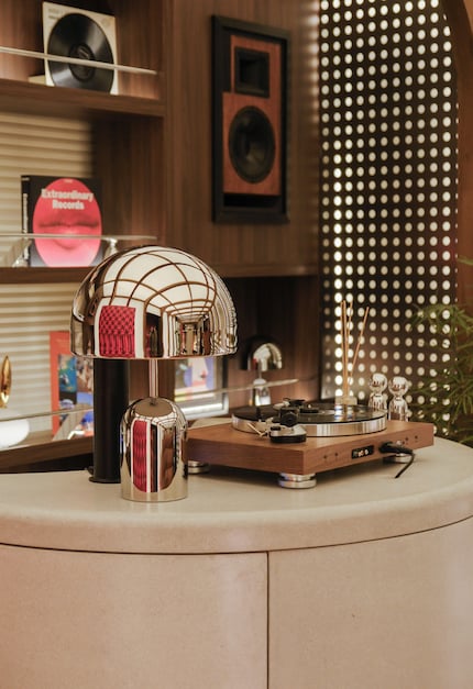 In het midden: de bar met de JBL TT350 Classic platenspeler.