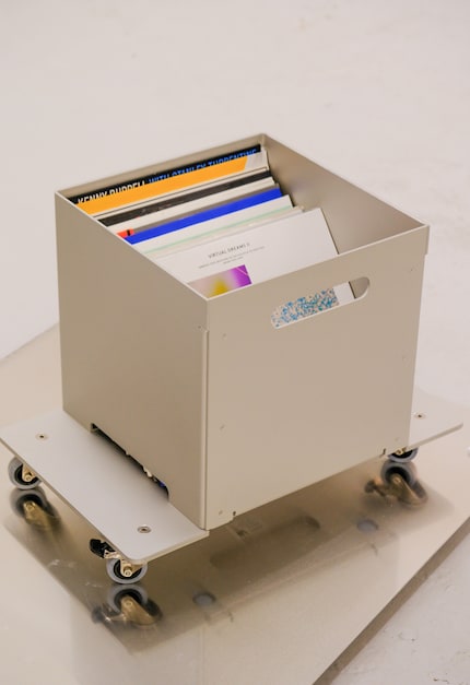 Record B1 en Atlas SK2: een toevluchtsoord voor vinyl van Horizon System tentoongesteld op Deoron, Milan Design Week.