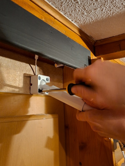 Die Wandhalterung lässt sich dank helfender Klebepads an der Rückseite problemlos mit einer Hand festschrauben.