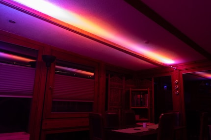 Eine rote, pinke und orange Animation.