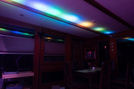 Der LED-Streifen schafft Kreise, die wie Bühnenstrahler an der Decke aussehen.