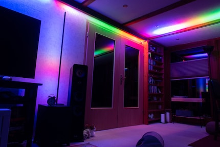 Hier siehst du die drei synchron gesteuerten Leuchtmittel: «Skyline» rechts, den LED Strip 2 Pro links oben und die Leuchtstange links vom Zentrum.
