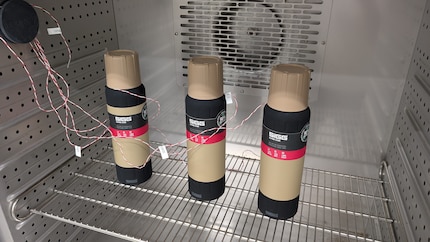 Flaschen von Sigg im Klimaschrank. Die Schweizer Marke nimmt es mit den Heisshalteangaben genauer als die Konkurrenz.
