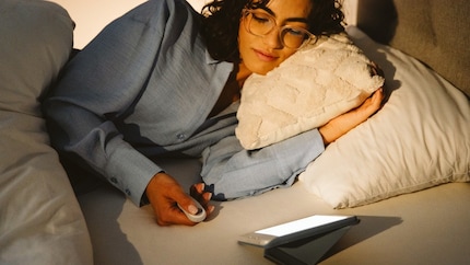 Komfort im Bett: Mit dem «Flip» lässt sich das E-Book umblättern, ohne den Reader zu berühren.