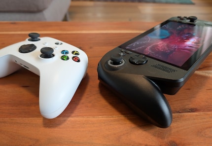 Die Griffe sind vom Xbox-Controller inspiriert und liegen bequem in der Hand.