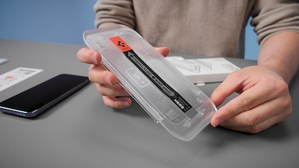 Spigen liefert pro Packung zwei solcher Montagehilfen – Schutzfolien natürlich inklusive.