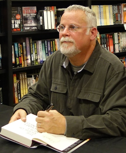 Michael Connelly, créateur de Harry Bosch, accompagne également le nouveau prequel «Bosch : Start of Watch» en tant que producteur exécutif.