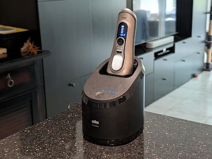 Der Braun wird direkt in der Ladestation gereinigt.