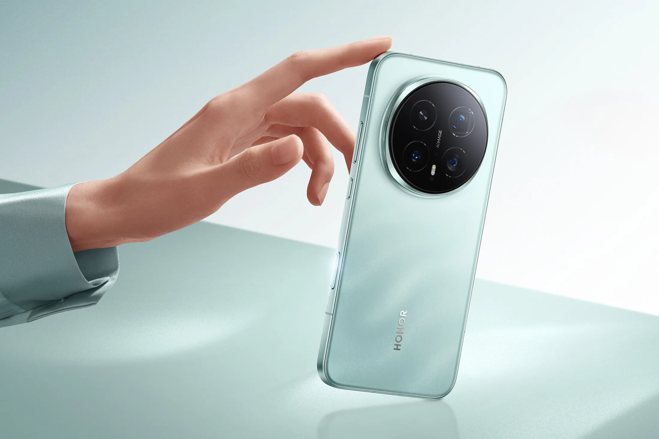Trotz größerer Akkukapazität werden die Smartphones nicht größer.