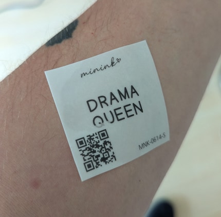 Mit einem feuchten Lappen und etwas Druck kommt das Tattoo auf die Haut.