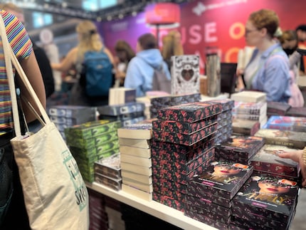 Les livres à la tranche colorée et aux couvertures travaillées sont le must de la communauté.