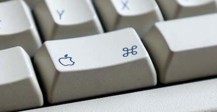 Das Apple Keyboard II von 1990 trug immer noch das Apfel-Symbol auf der Befehlstaste.