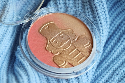 Der Blushlighter in der Nuance 01 Ballerina Glow! vereint das Beste aus Highlighter und Wangenrouge.