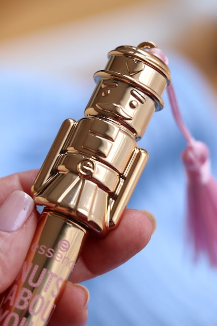 Macht bestimmt auch als Weihnachtsbaum-Ornament eine gute Figur: der Lip Beautifier in der Farbe 01 What's Cracking?