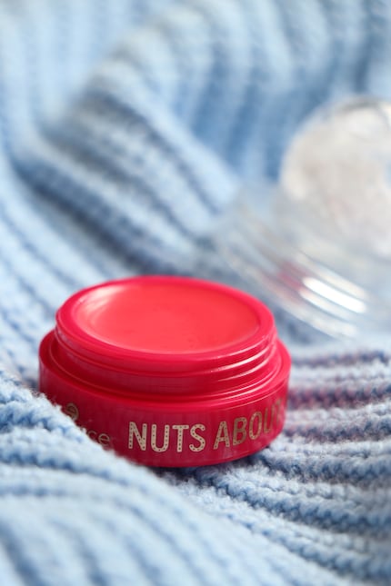 ... und darunter verbirgt sich eine getönte Lippenpflege, die nach Haselnuss duftet: 01 Pirouette Of Hazelnuts.