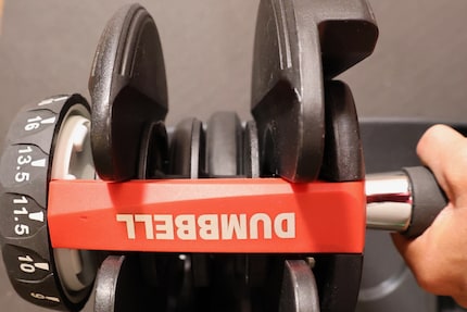 Nur die Scheiben mit dem gewünschten Gewicht kommen mit, der Rest bleibt in der Halterung liegen.