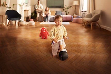 This is how Woom imagines the customer world: Large living room, cheering parents and an enthusiastic plush«Buddy», while the child wobbles off on the Wow.